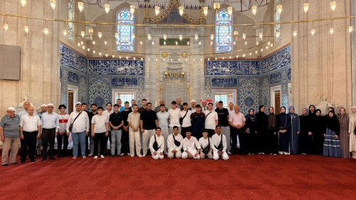 EDİRNE’DE BAŞARILI ÖĞRENCİLER DUALARLA UMRE YOLCULUĞUNA UĞURLANDI